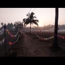 Ein Pfad wurde für eine Prozession geschmückt